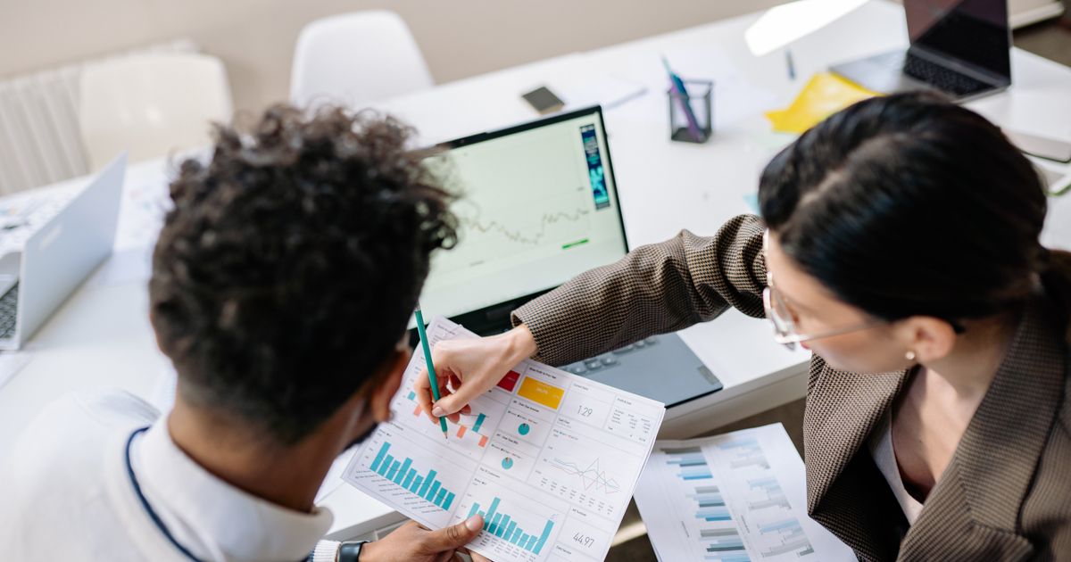 SEO eller Google Ads: Hva bør en liten bedrift i Hønefoss velge først?